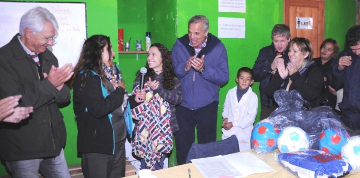 16-04-Sapag-firma-convenios-en-barrio-Cordones-del-Chapelco-SMAndes-3--708x350