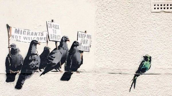 Banksy-sosteniendo-antiinmigracion-considerado-AP_CLAIMA20141002_0177_27