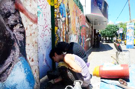 nqn realizan mural en el paredon del Hospital Castro Rendon ceci male