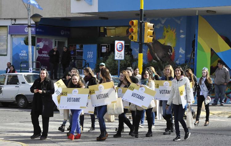 AG. NEUQUEN FOTO YAMIL REGULES-11-09-2015 -ACTO ANIVERSARIO NEUQUEN-REINAS