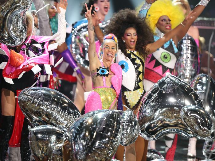 Miley Cyrus, center, performs at the MTV Video Music Awards at the Microsoft Theater on Sunday, Aug. 30, 2015, in Los Angeles. (Photo by Matt Sayles/Invision/AP) 2015 MTV Video Music Awards - Show