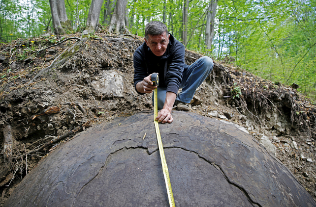 roca-esferica-bosnia-bosque-gigante-piedra